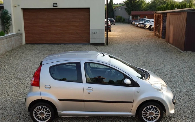 Peugeot 107 cena 8900 przebieg: 200000, rok produkcji 2006 z Janikowo małe 121